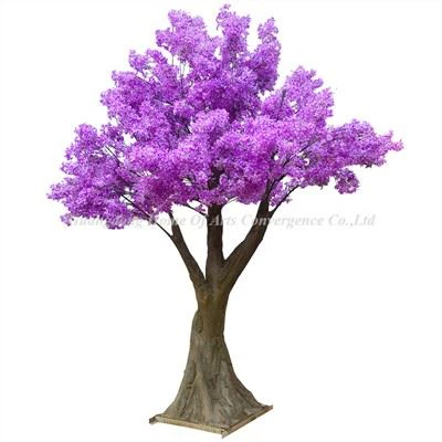 Keinotekoinen violetti puu sisätiloissa